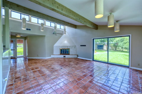 27 E Tanglewood Dr, Uvalde, TX, 78801
