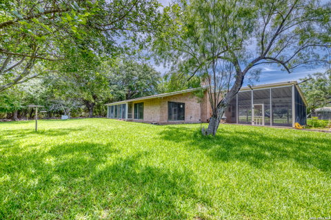 27 E Tanglewood Dr, Uvalde, TX, 78801