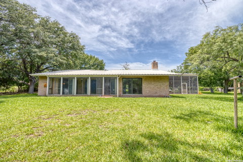 27 E Tanglewood Dr, Uvalde, TX, 78801