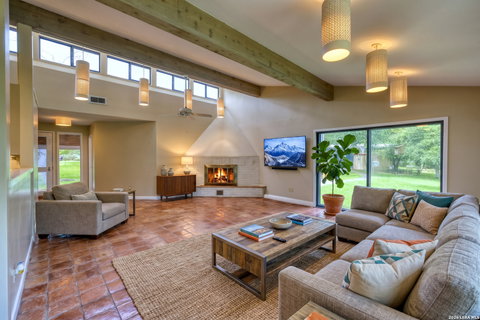 27 E Tanglewood Dr, Uvalde, TX, 78801